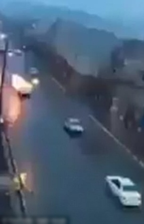 شاهد سقوط عمود إنارة على سيارة في الشارع