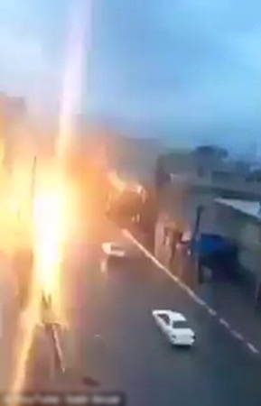 شاهد سقوط عمود إنارة على سيارة في الشارع