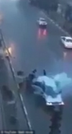 شاهد سقوط عمود إنارة على سيارة في الشارع