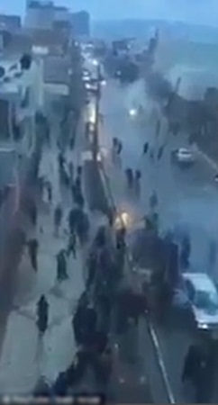 شاهد سقوط عمود إنارة على سيارة في الشارع