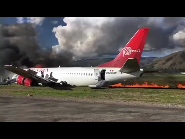 شاهد .. اشتعال طائرة أثناء هبوطها على أرض المطار