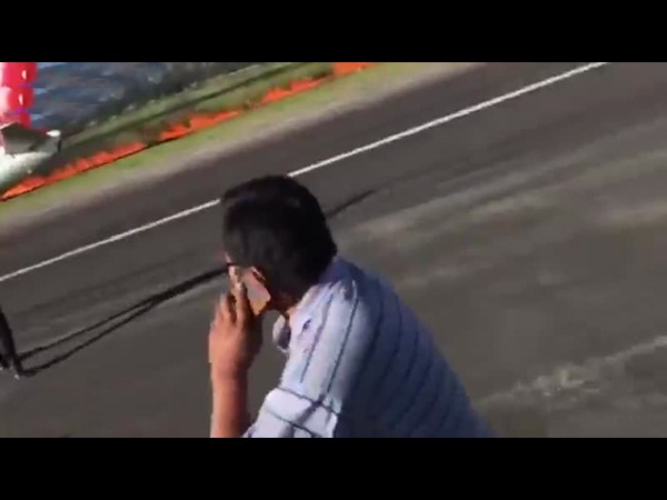 شاهد .. اشتعال طائرة أثناء هبوطها على أرض المطار