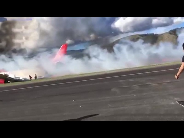 شاهد .. اشتعال طائرة أثناء هبوطها على أرض المطار