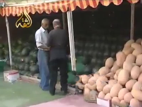 ماذا سيحدث إن فتحت البطيخ لتجد سلسة ذهب بداخلها .. فيديو طريف