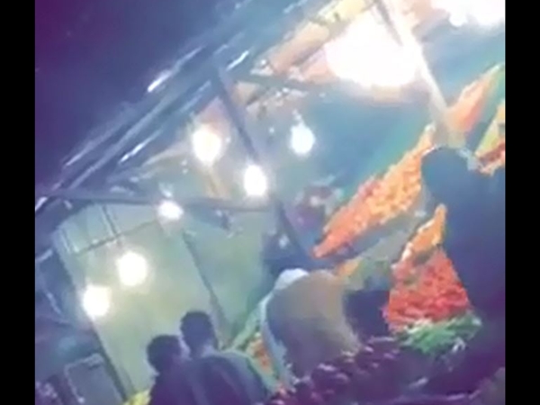 شاهد شخص يعتدي بالضرب على بائع خضار