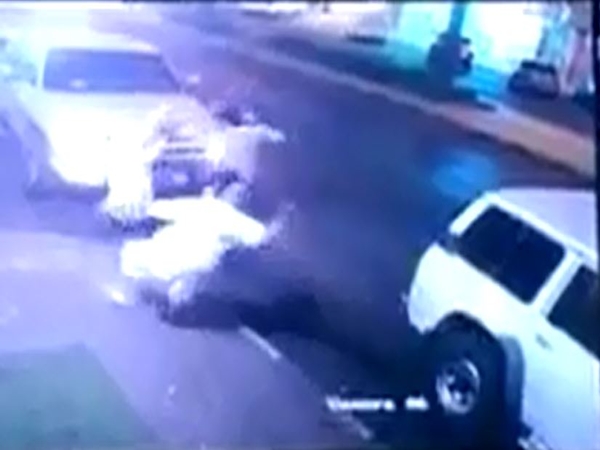 بالفيديو .. تعدي بالضرب على أحد المواطنين بسبب خلافات عائلية