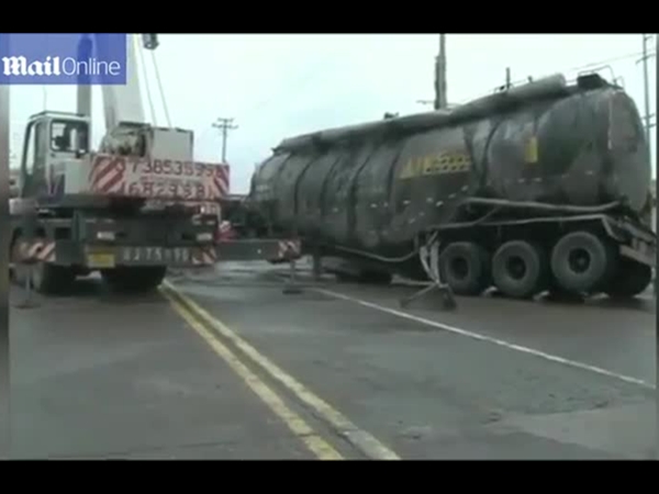 هبوط أرضي يقسم شاحنة نصفين