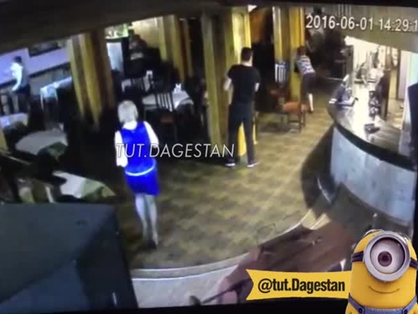 شاهد بالفيديو .. لحظة إطلاق على النار مقاتل روسي