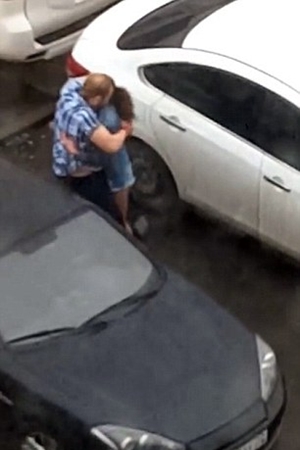 فيديو .. رجل يكيل اللكمات لصديقته حتى تنزف