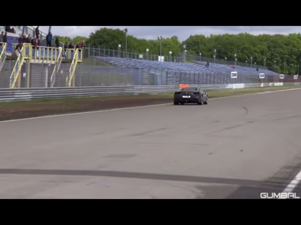 صاحب أحدث سيارة لفيراري يستعرض إمكانياتها بحرق إطاراتها