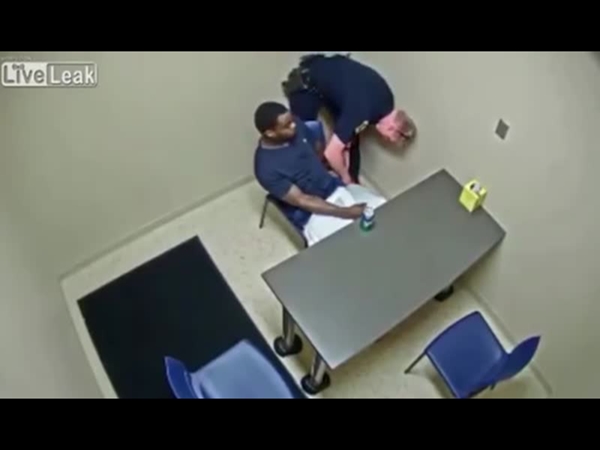 شاب يحاول سرقة مسدس الشرطي قائلًا اقتلني