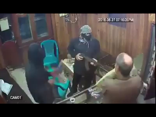 يقتحمان متجر ذهب أثناء تناول الفطور مدججيين بالسلاح