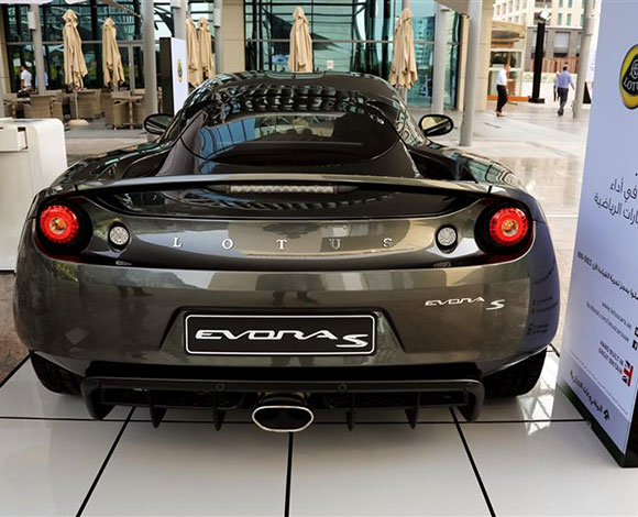 Motor Village يجمع السيارات الفارهة في دبي