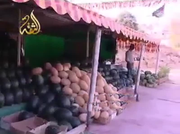 ماذا سيحدث إن فتحت البطيخ لتجد سلسة ذهب بداخلها .. فيديو طريف