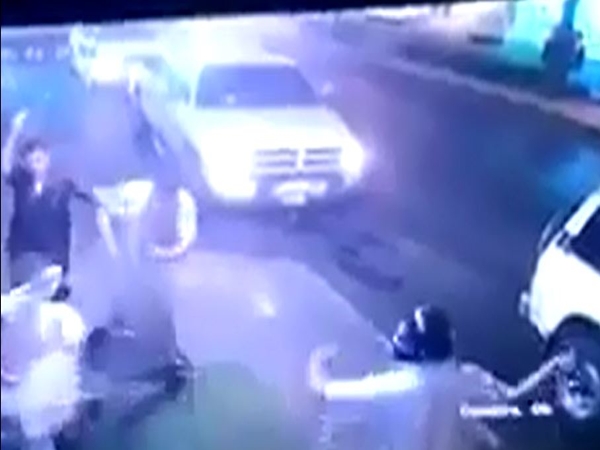 بالفيديو .. تعدي بالضرب على أحد المواطنين بسبب خلافات عائلية