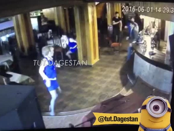 شاهد بالفيديو .. لحظة إطلاق على النار مقاتل روسي