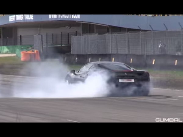 صاحب أحدث سيارة لفيراري يستعرض إمكانياتها بحرق إطاراتها