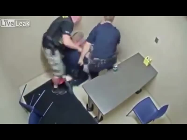 شاب يحاول سرقة مسدس الشرطي قائلًا اقتلني
