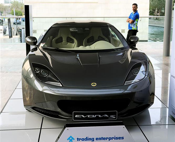 Motor Village يجمع السيارات الفارهة في دبي
