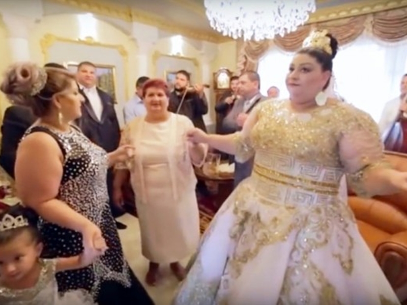 اضغط لمشاهدة الفيديو: زفاف أسطوري وفستان من الذهب لعروسٍ غجرية