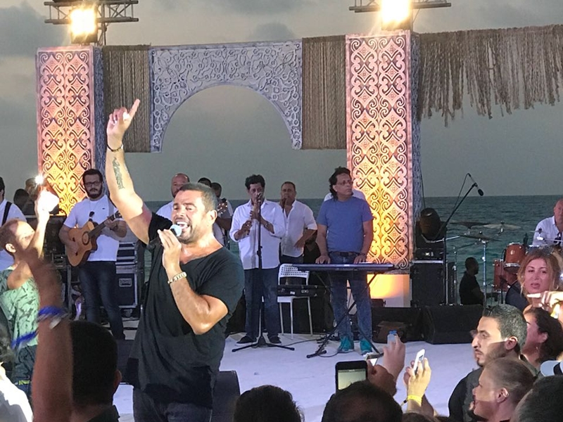 اضغط لمشاهدة الفيديو: ليلى علوي ترقص في حفل عمرو دياب بالساحل الشمالي