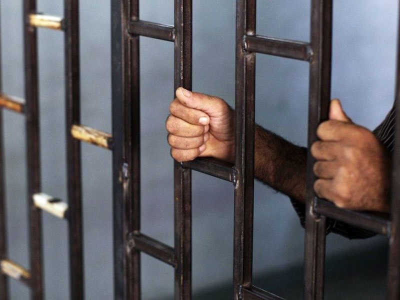 دبي.. شرطي مزيف يجبر رجلين على تقبيل قدمي امرأة