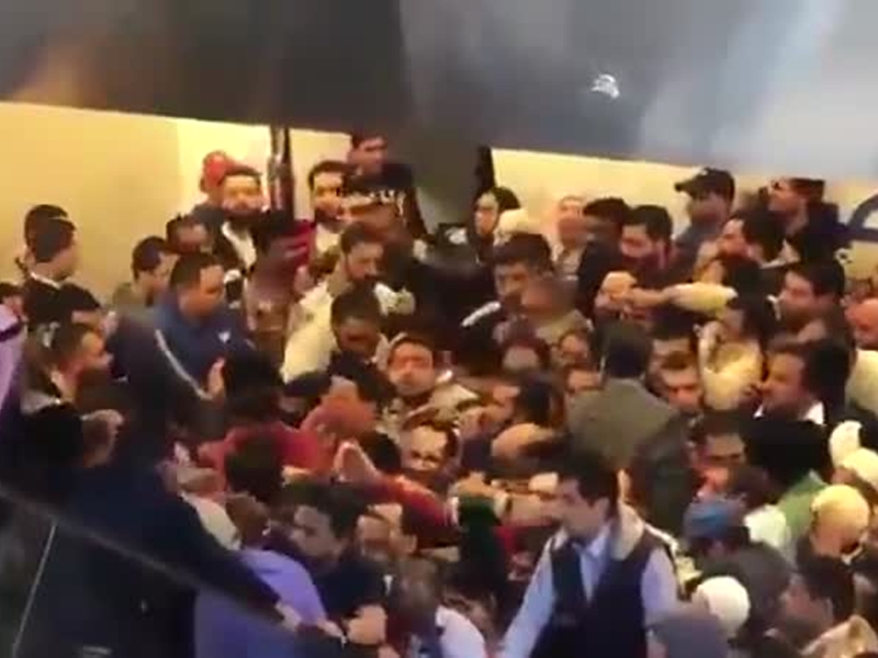 اضغط لمشاهدة الفيديو: ازدحام لا يصدق أمام أحد المتاجر الكويتية بعد إعلان التخفيضات!