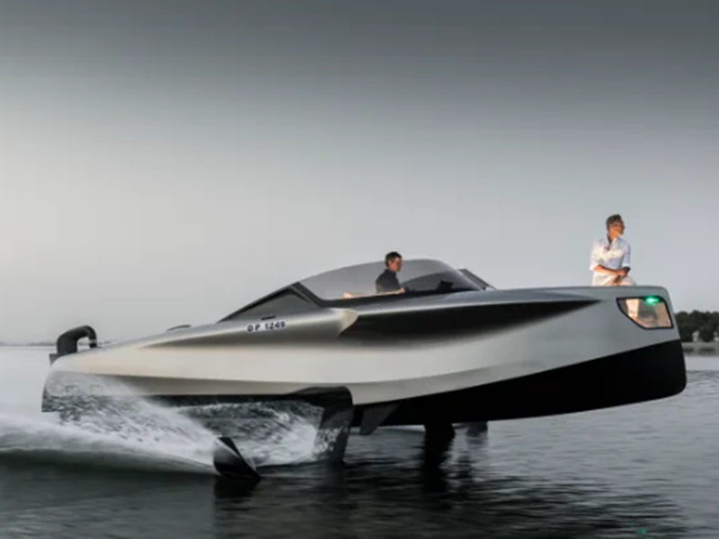 شاهد..تجربة مثيرة داخل "اليخت الطائر" الذي يسير على ارتفاع 5 أقدام فوق الماء