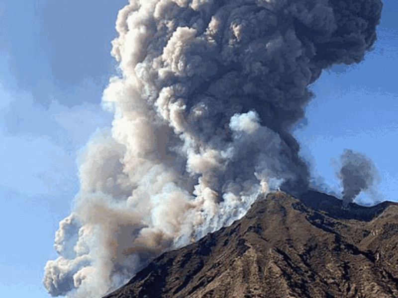 شاهد: مطاردة وحش سترومبولي الثائر مركب أمام صقلية ولحظات مرعبة