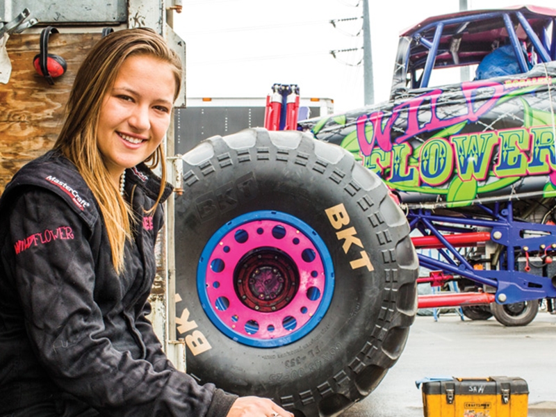 اضغط لمشاهدة الفيديو: أصغر سائقة شاحنات كبيرة في العالم، اعتادت أن تبني شاحناتها بنفسها!