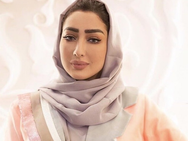 اضغط لمشاهدة الفيديو: خبيرة التجميل السعودية ريم السويدي تخلع الحجاب، وتبرر: "كنت مجبرة عليه"