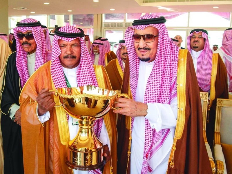 اضغط لمشاهدة الفيديو: الملك سلمان بن عبدالعزيز يقبّل علم المملكة في الحفل الختامي لمهرجان الإبل