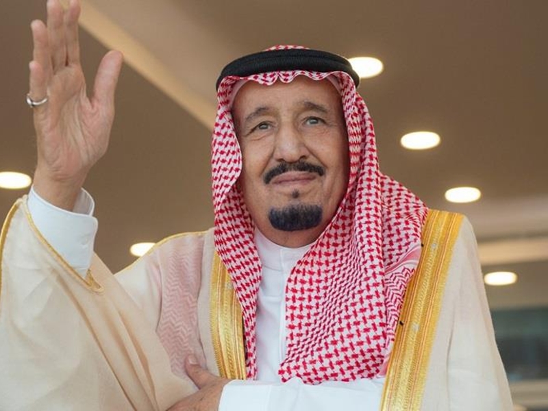 اضغط لمشاهدة الفيديو: الملك سلمان يشارك في أداء العرضة خلال رعايته حفل مهرجان الملك عبدالعزيز للإبل