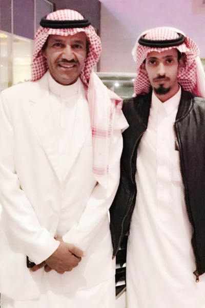 بالصور..شاب يحتفظ بساعة ثمينة من الفنان خالد عبد الرحمن لـ 19 عامًا