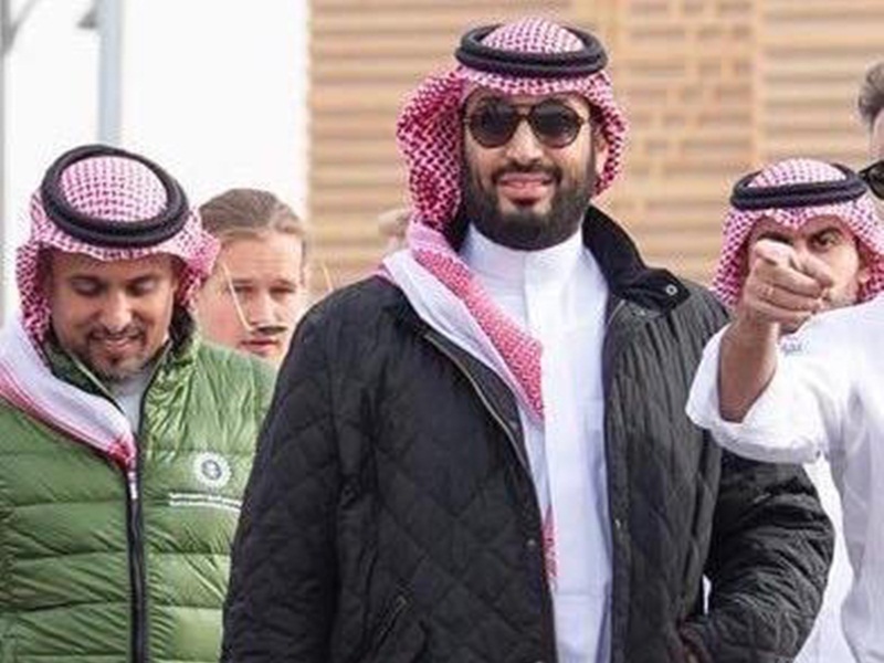 محمد بن سلمان يلفت الأنظار في "الفورمولا" بـ "جاكيت" مميز