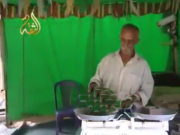 ماذا سيحدث إن فتحت البطيخ لتجد سلسة ذهب بداخلها .. فيديو طريف
