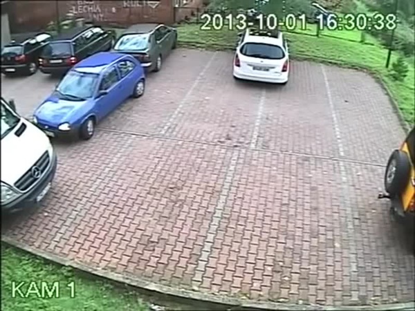 شاهد اسوأ قائد سيارة في العالم .. لم يستطع تحريك سيارته من الموقف بسهولة