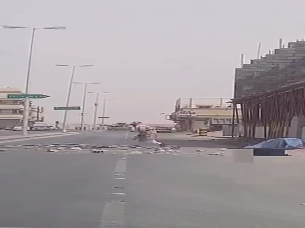 بالفيديو ... رجل يغلق الطريق بالبلاط .. لسبب غير معروف