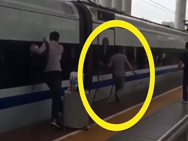 بالفيديو ... القطار يسحب يده فيضطر إلى الجري بجانبه