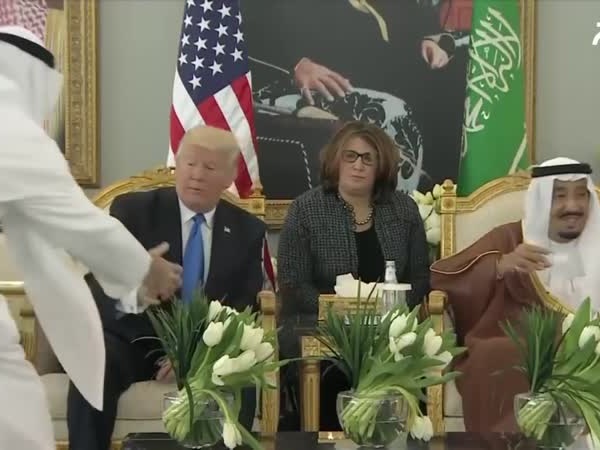 هكذا علّم الملك سلمان الرئيس ترامب كيفية هز فنجان القهوة