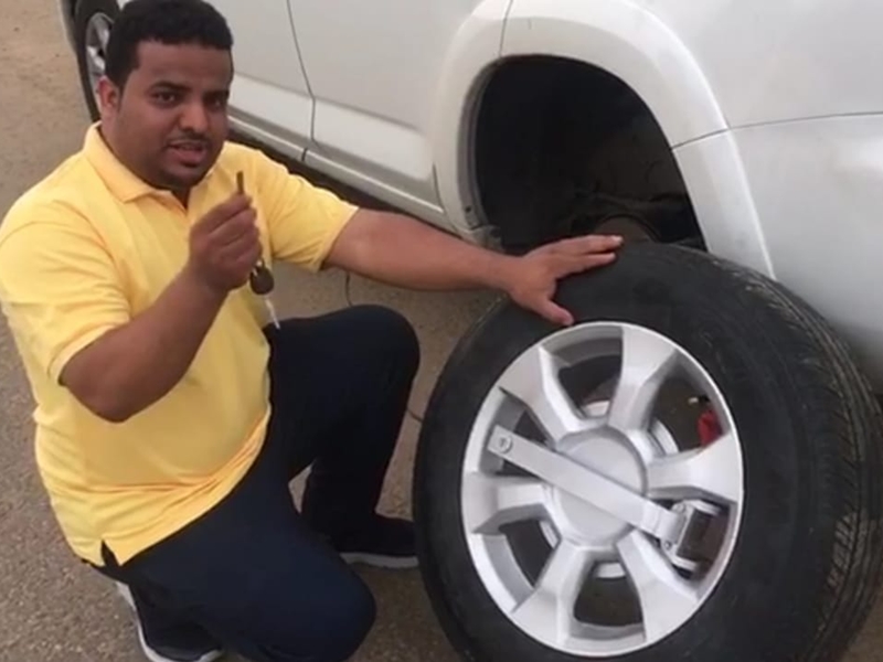 سعودي يجد حلًا لأكبر مشكلة تواجه سائقي السيارات... وإهانة وراء ذلك