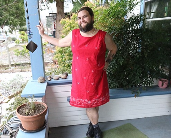 امرأة تدعي أنها تشعر بأنوثة عالية عندما لا تزيل الشعر الزائد في جسمها