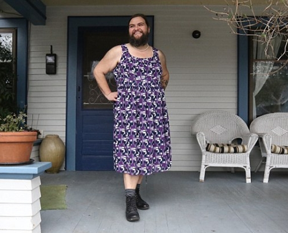 امرأة تدعي أنها تشعر بأنوثة عالية عندما لا تزيل الشعر الزائد في جسمها