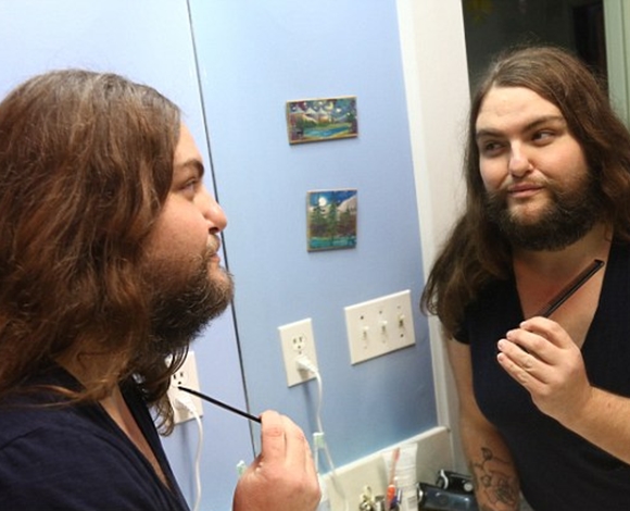 امرأة تدعي أنها تشعر بأنوثة عالية عندما لا تزيل الشعر الزائد في جسمها