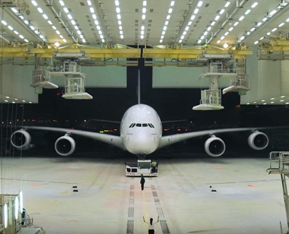 طن من الطلاء لمنح طائرة Airbus A380 حلة جديدة