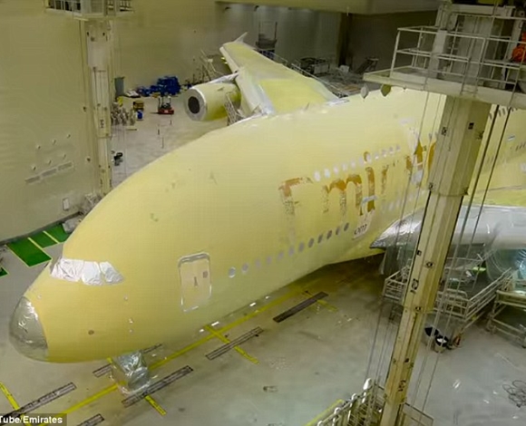 طن من الطلاء لمنح طائرة Airbus A380 حلة جديدة