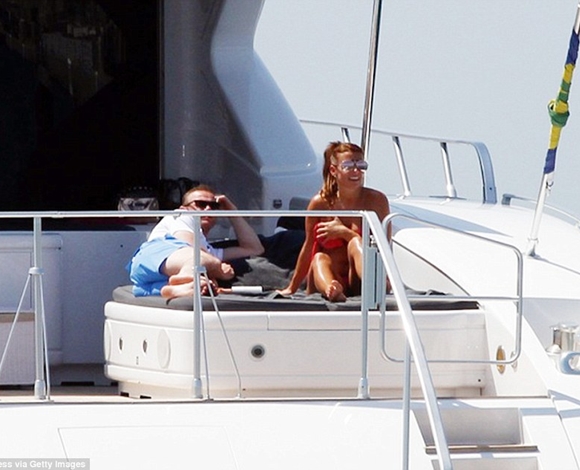 نجوم هوليوود يحولون البحر المتوسط إلى باحة احتفال كبيرة