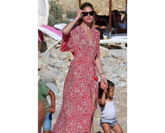 نجوم هوليوود يحولون البحر المتوسط إلى باحة احتفال كبيرة