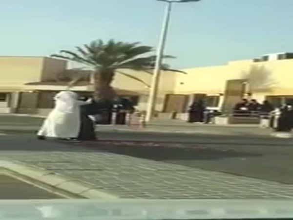 شاهد كيف احتفل بتخرجها في الشارع أمام الجميع