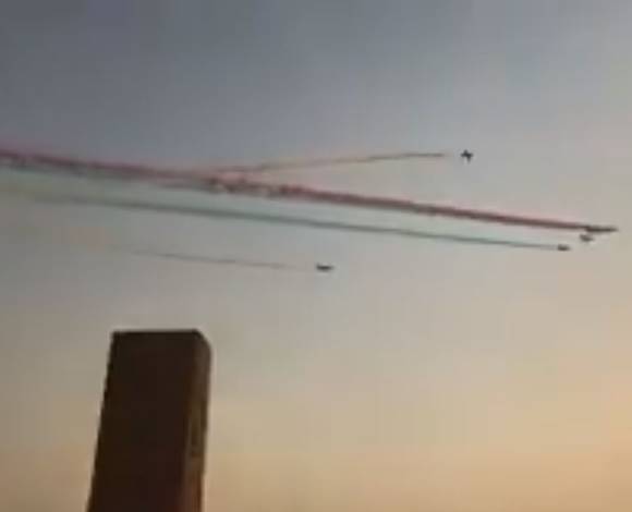 بالفيديو .. عرض جوي بين السهام الحمراء والصقور السعودية يذهل الجميع